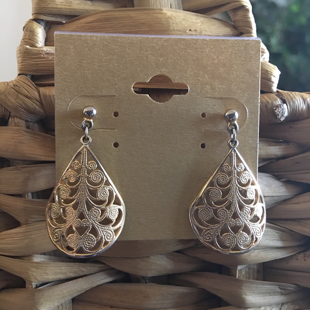Vintage gold tone filigree dangle earrings
